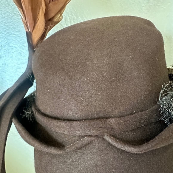 AMAZING 1940s\' BROWN FELT HAT - FEATHERED BRIM + TALL FEATHERS AND FELT STRIPS main image 5